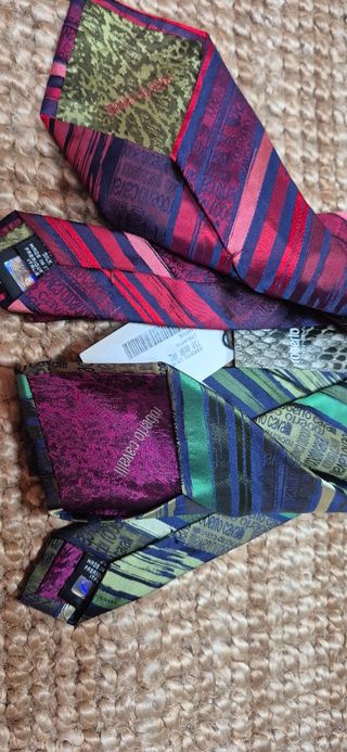 2 Corbatas Roberto Cavalli seda SIN ESTRENAR.