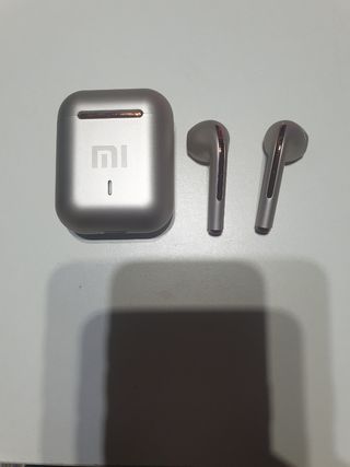 Auriculares Xiaomi grises y dorados.