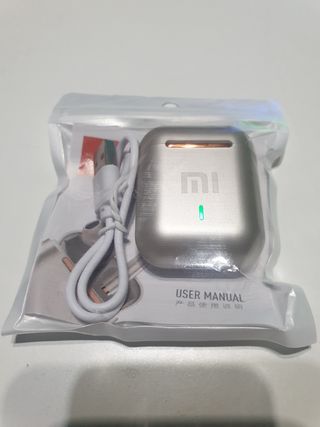 Auriculares Xiaomi grises y dorados.