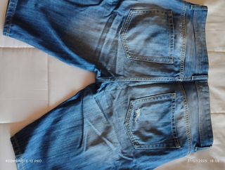 Shorts rotos y camiseta negra