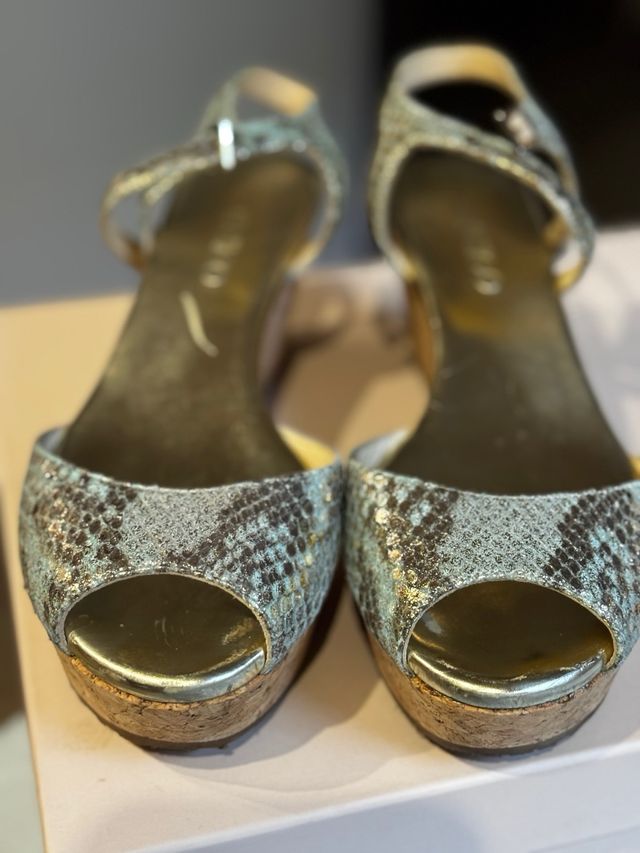 Sandalias Jimmy Choo azul y dorado