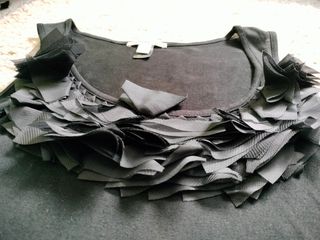 Camiseta negra MANGO con adornos en cuello. T.S