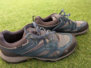 Zapatillas trekking grises y azules. Waterproof