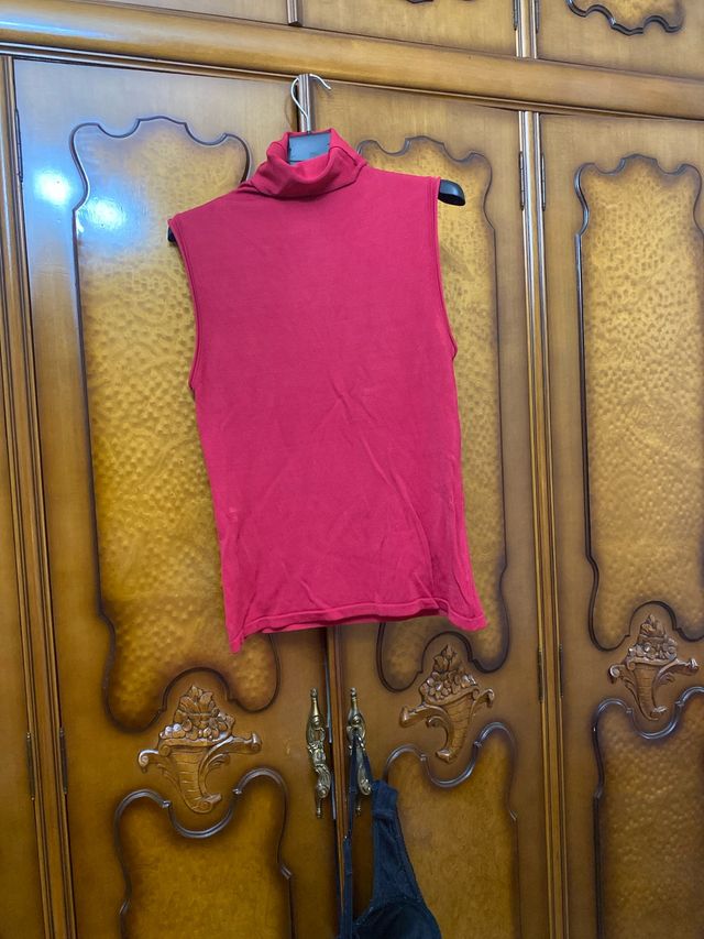 Top rojo sin mangas cuello alto