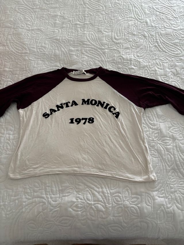 Camiseta granate y blanca