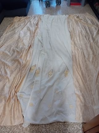 Tende beige e bianche in tessuto satinato