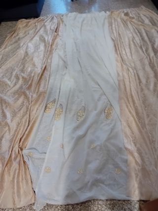 Tende beige e bianche in tessuto satinato