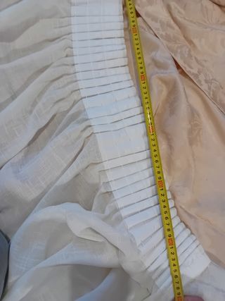 Tende beige e bianche in tessuto satinato