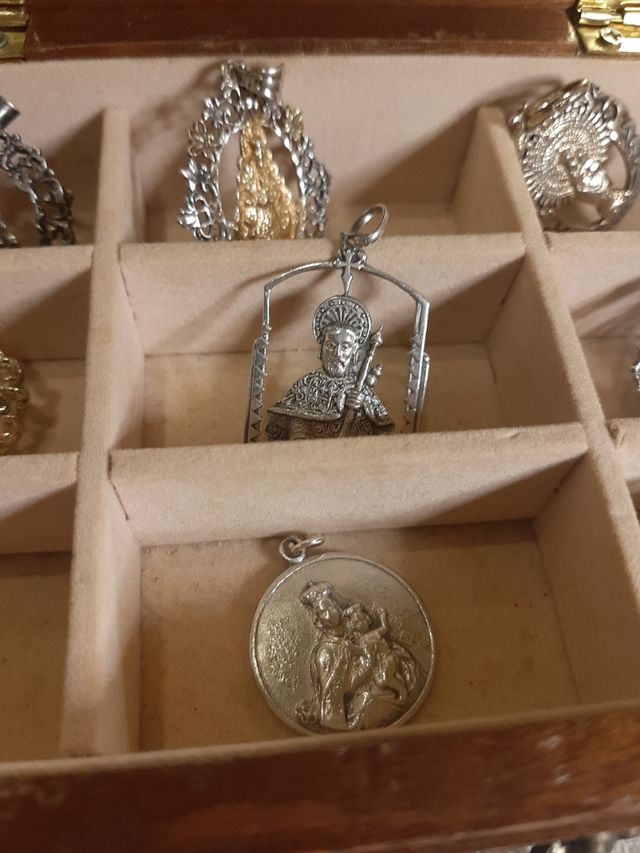 Lote de medallas religiosas plata y joyero