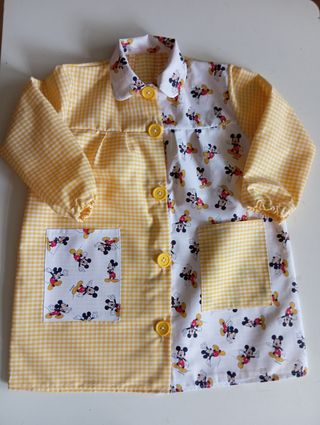 HECHO A MANO Bata colegio Mickey Mouse 3/4 años