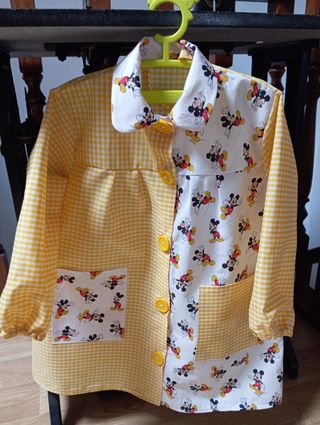 HECHO A MANO Bata colegio Mickey Mouse 3/4 años