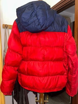Chaqueta acolchada Tommy Hilfiger roja y azul