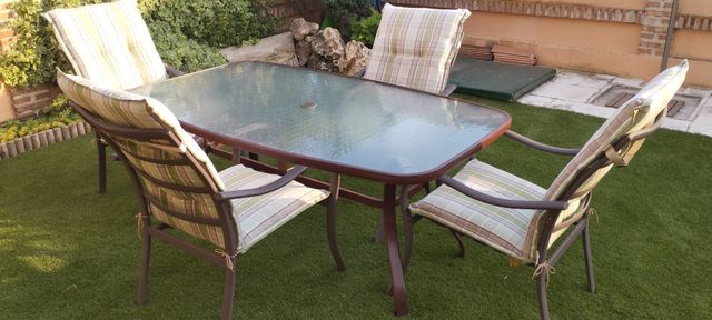 Mesa y 4 sillas jardín... exterior
