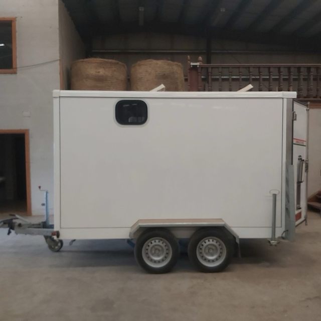 Remolque caja tipo sandwich