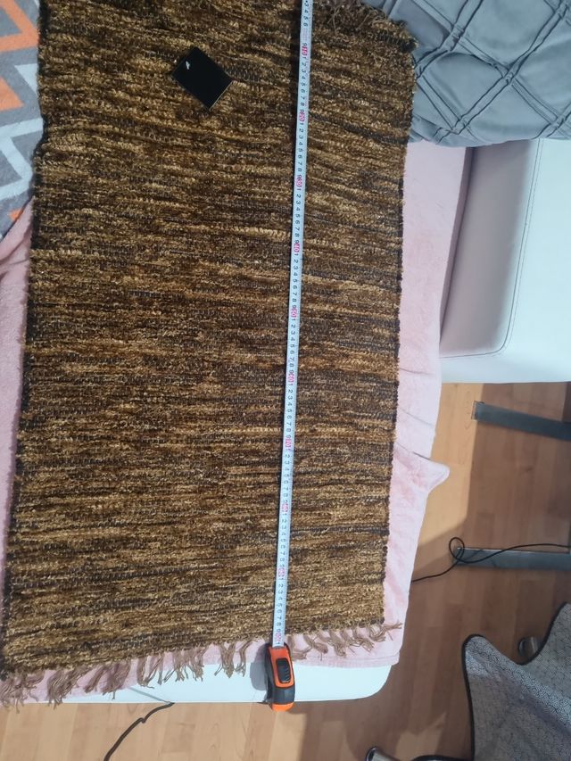 Alfombra marrón y dorada