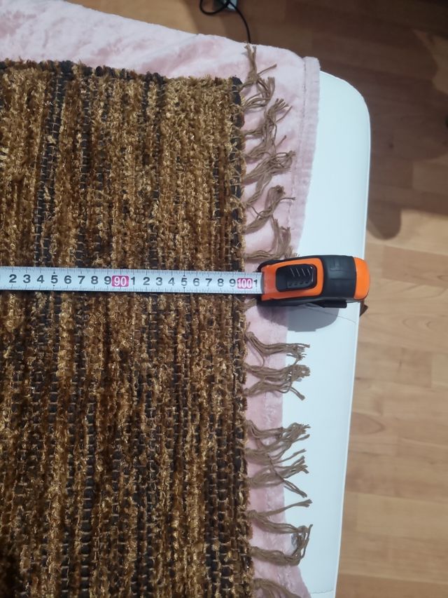 Alfombra marrón y dorada