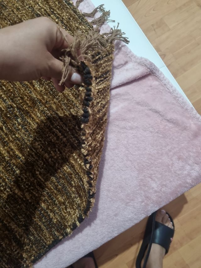 Alfombra marrón y dorada