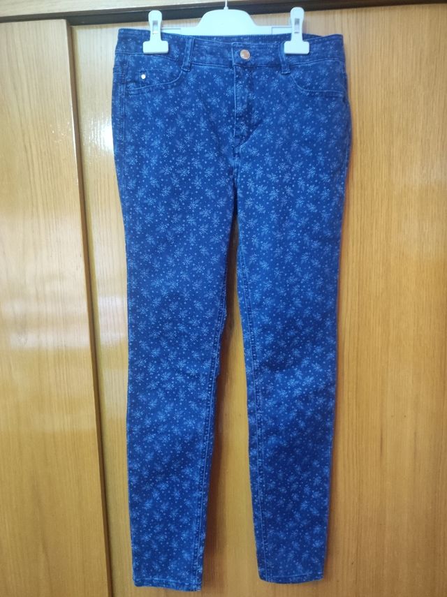 Pantalones vaqueros azules estampados