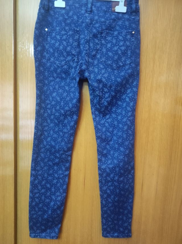 Pantalones vaqueros azules estampados