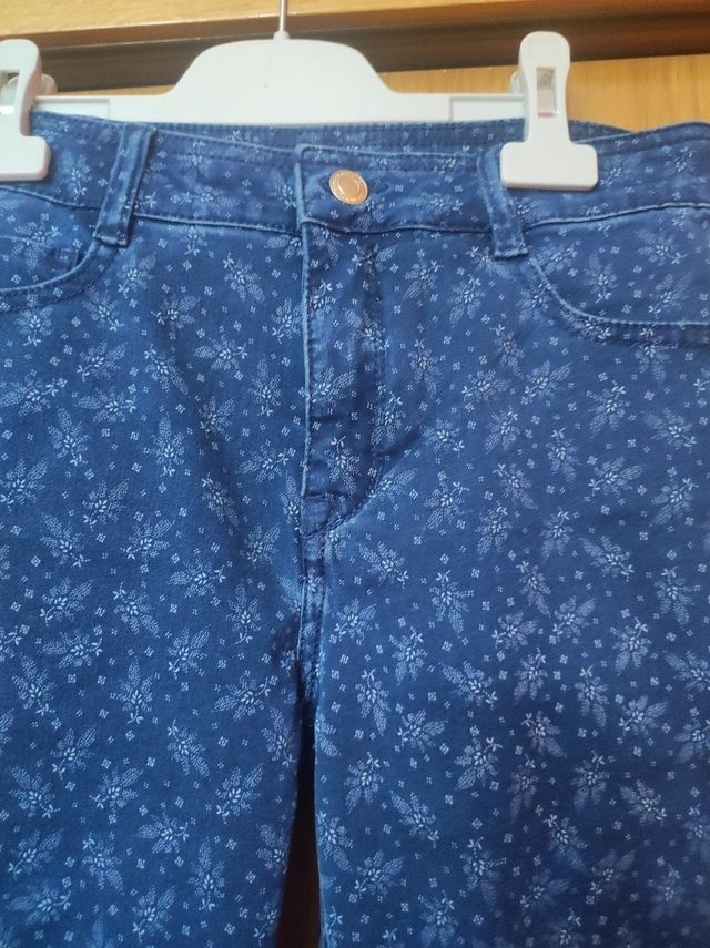 Pantalones vaqueros azules estampados