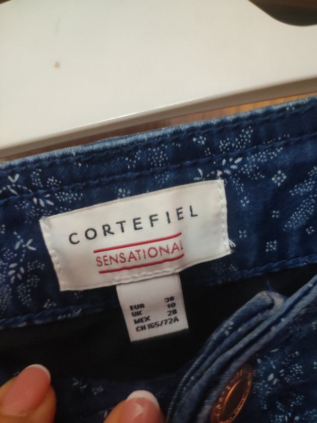 Pantalones vaqueros azules estampados