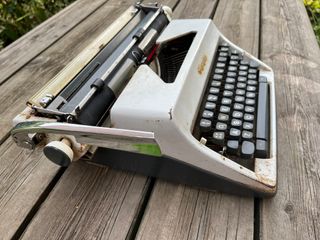 Máquina escribir antigua Olympia