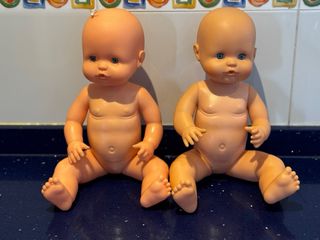 2 Muñecos Nenuco, silla-bañera y ropa