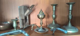 Cafetera y objetos antiguos de cobre