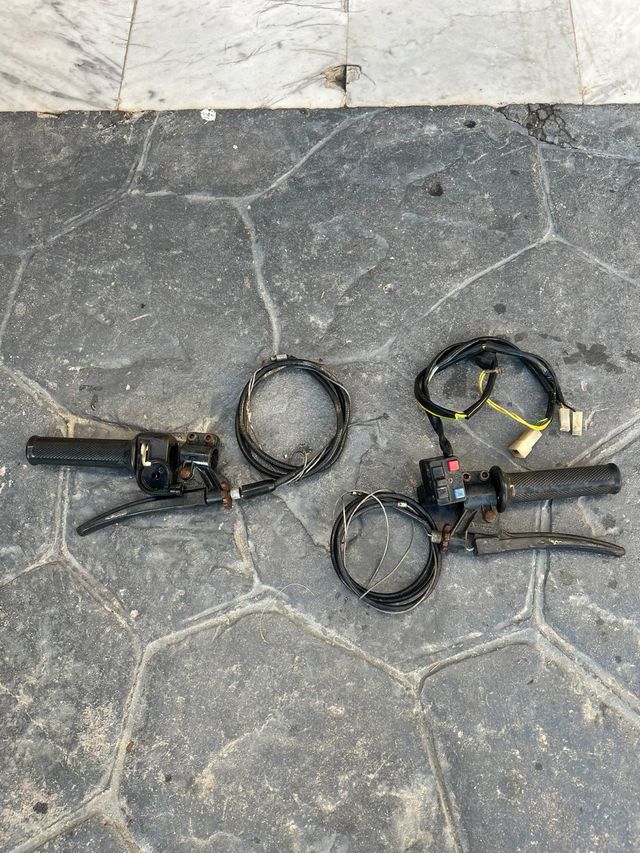 Derbi Diablo: Acelerador, puños y manetas.