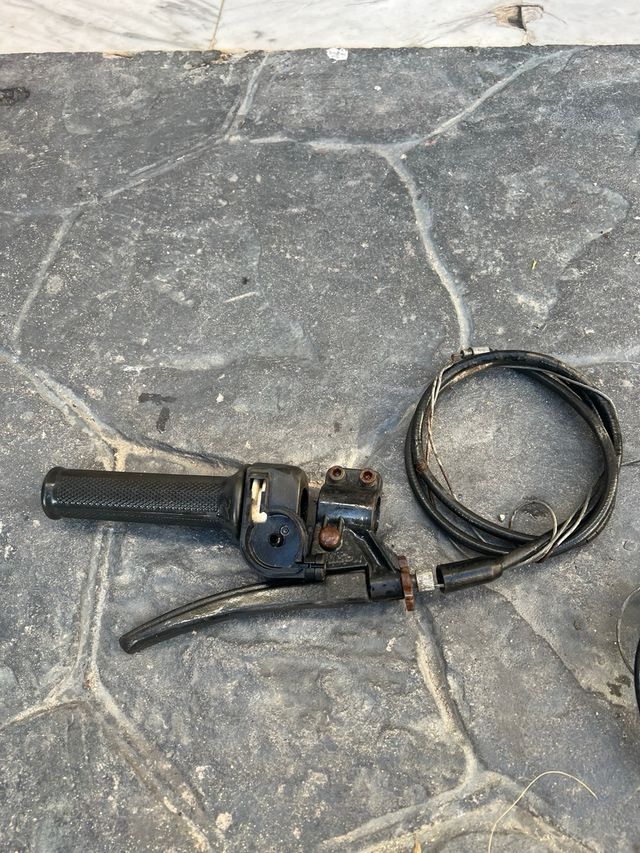 Derbi Diablo: Acelerador, puños y manetas.