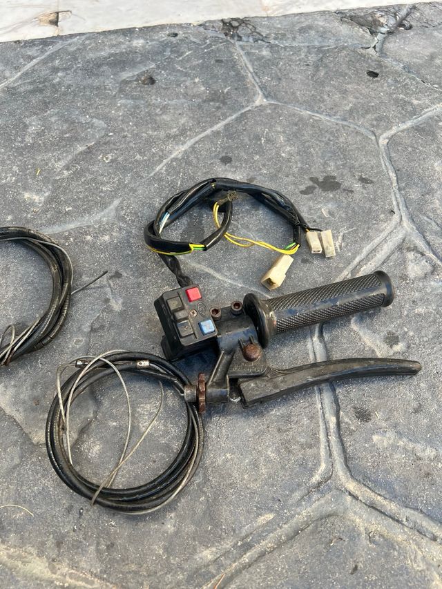 Derbi Diablo: Acelerador, puños y manetas.