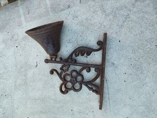 Campana antigua de pared de metal