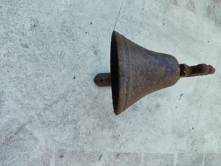 Campana antigua de pared de metal