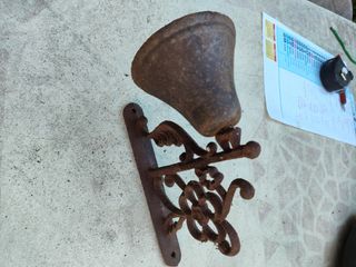 Campana antigua de pared de metal