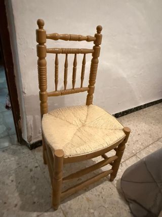 Silla vintage de madera enea. pintada