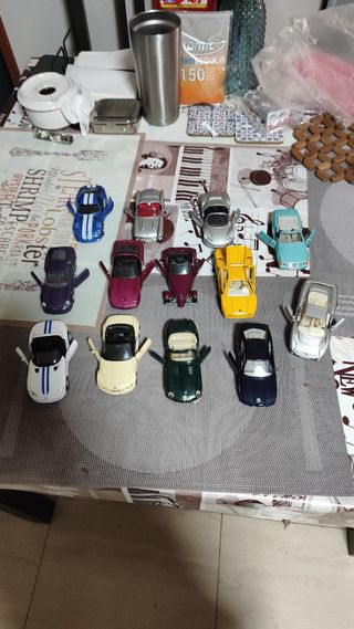 13 Coches de colección de metal. Abren las puertas