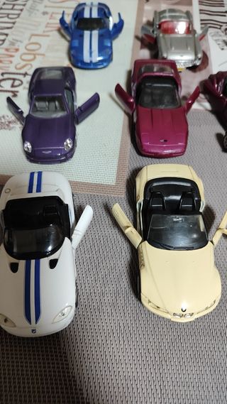 13 Coches de colección de metal. Abren las puertas