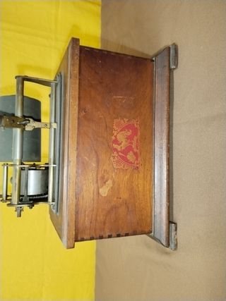 FONÓGRAFO ANTIGUO .