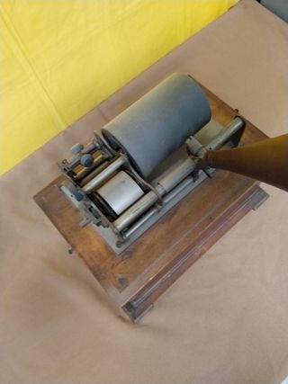 FONÓGRAFO ANTIGUO .