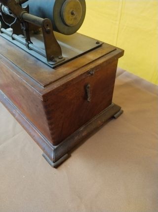FONÓGRAFO ANTIGUO .