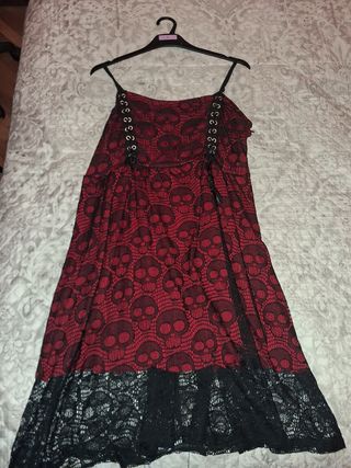Vestido rojo y negro con calaveras