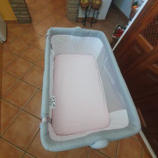 Minicuna colecho bebé rosa.