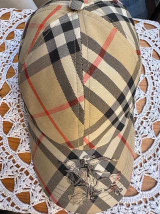 Gorra Burberry beige y y negra
