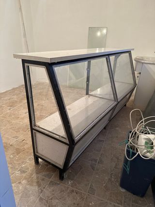 Vitrina antigua de cristal y metal