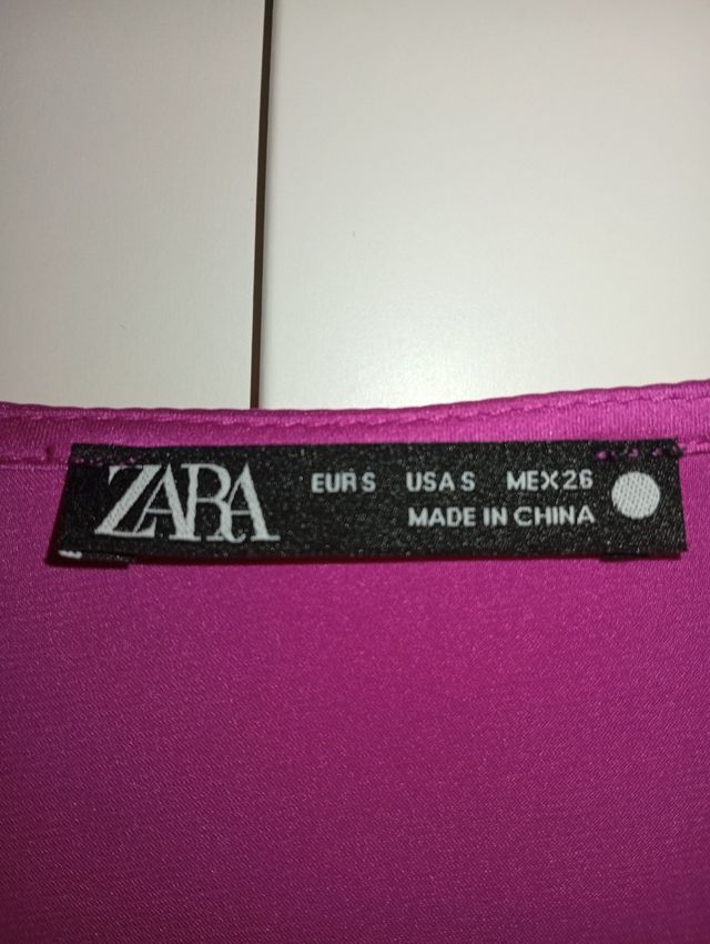 Vestido satinado rosa de Zara 