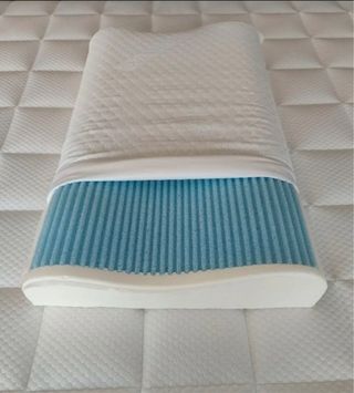 Cuscino cervicale in memory foam e gel fresco