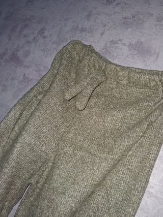 Sudadera con capucha verde oliva con su pantalon