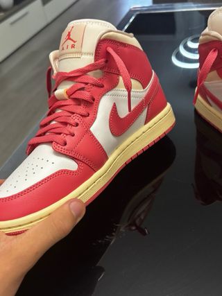 Nike Air Jordan 1 Mid - rosas y blancas