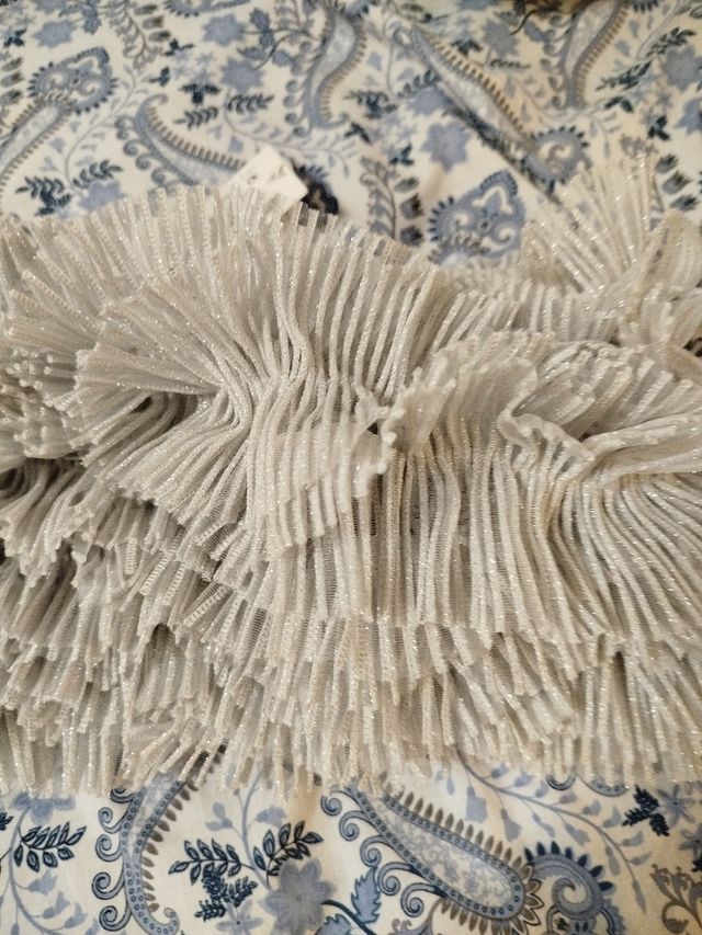 Top plateado con volantes