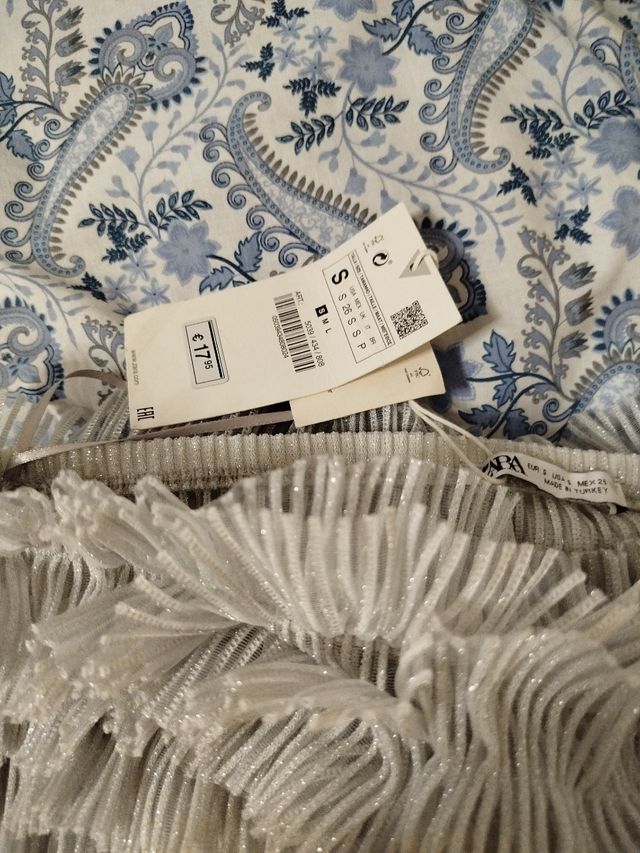 Top plateado con volantes